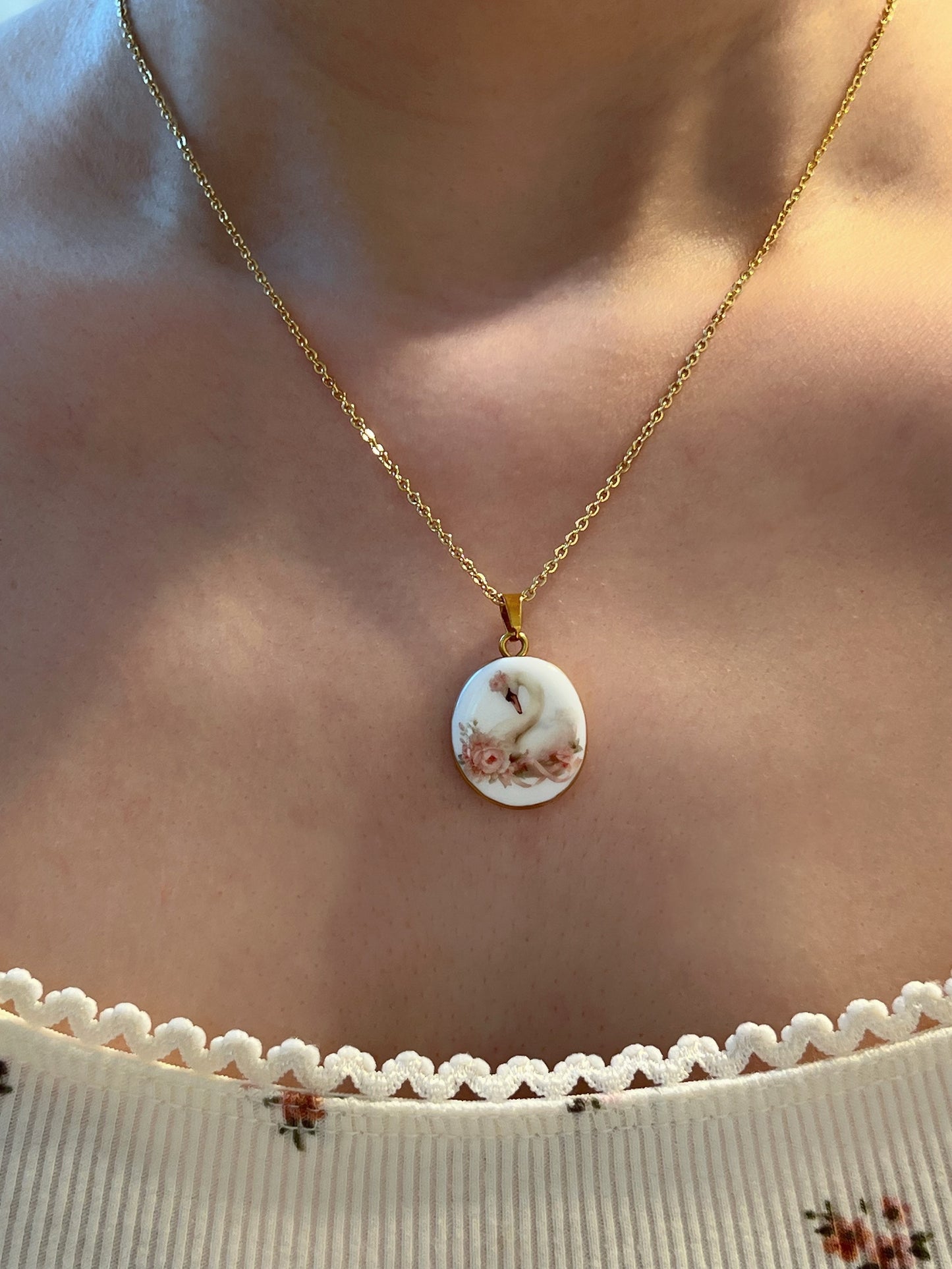 Graceful swan necklace