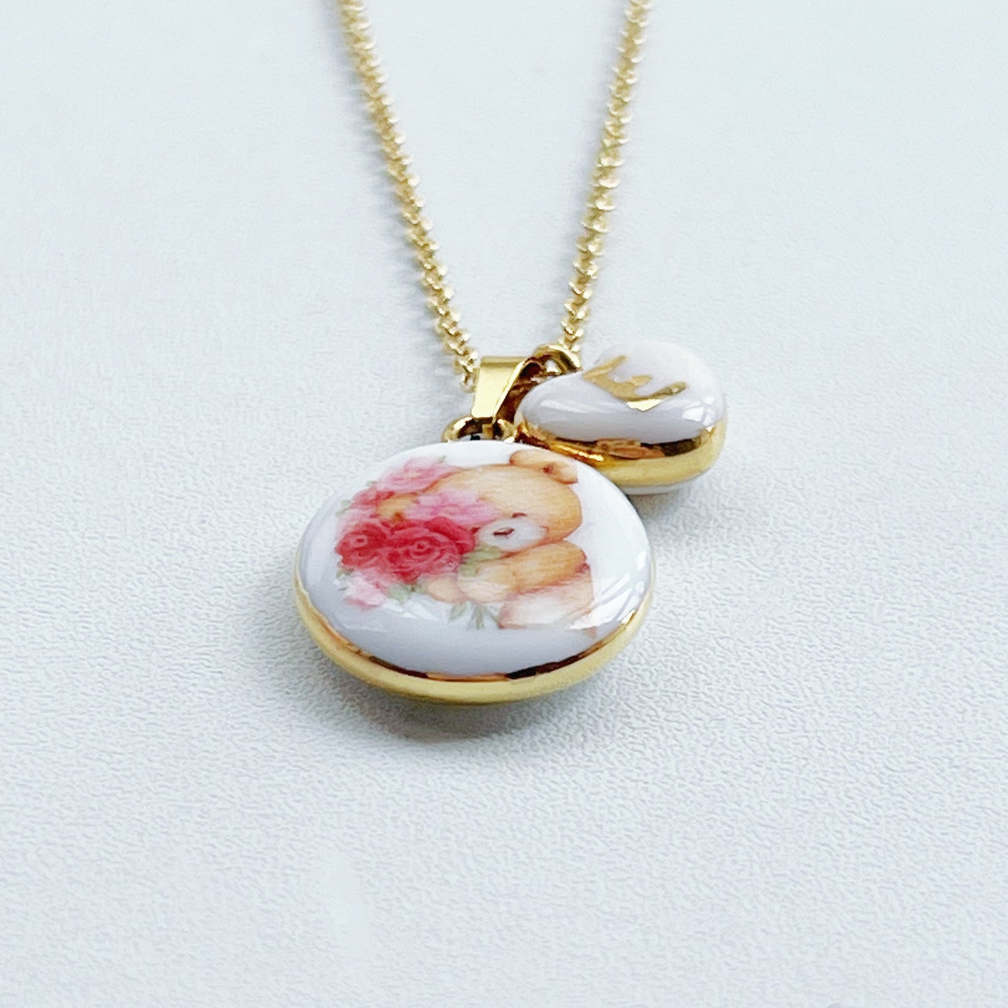 Teddy bear with roses necklace