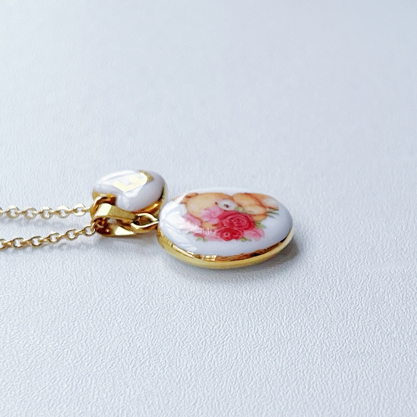 Teddy bear with roses necklace