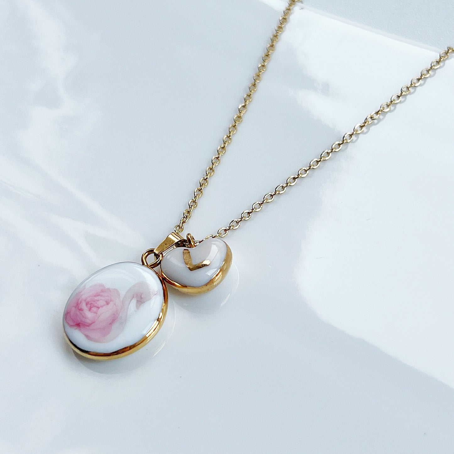 Pink roses swan necklace