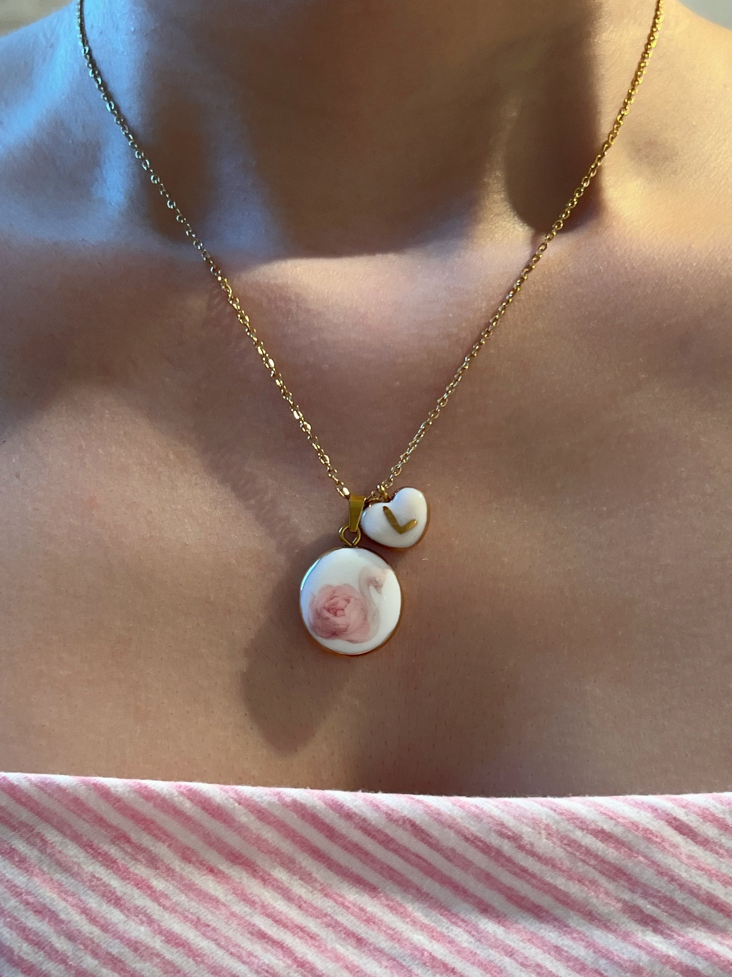 Pink roses swan necklace