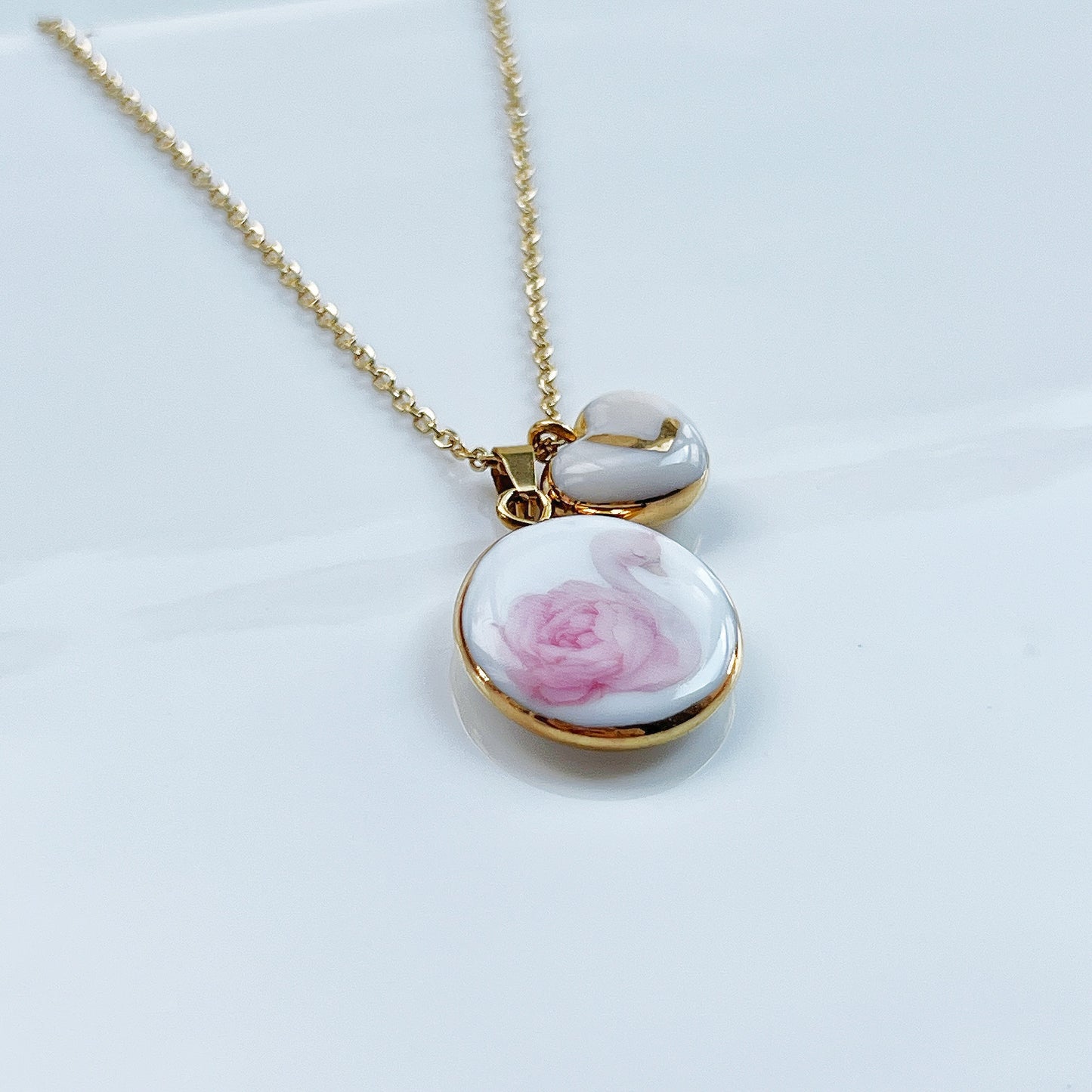 Pink roses swan necklace