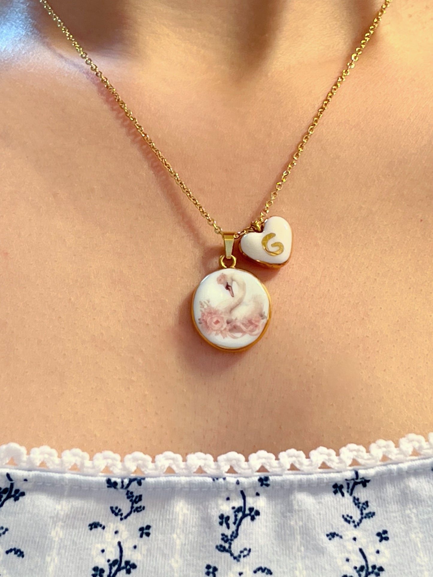 Graceful swan necklace